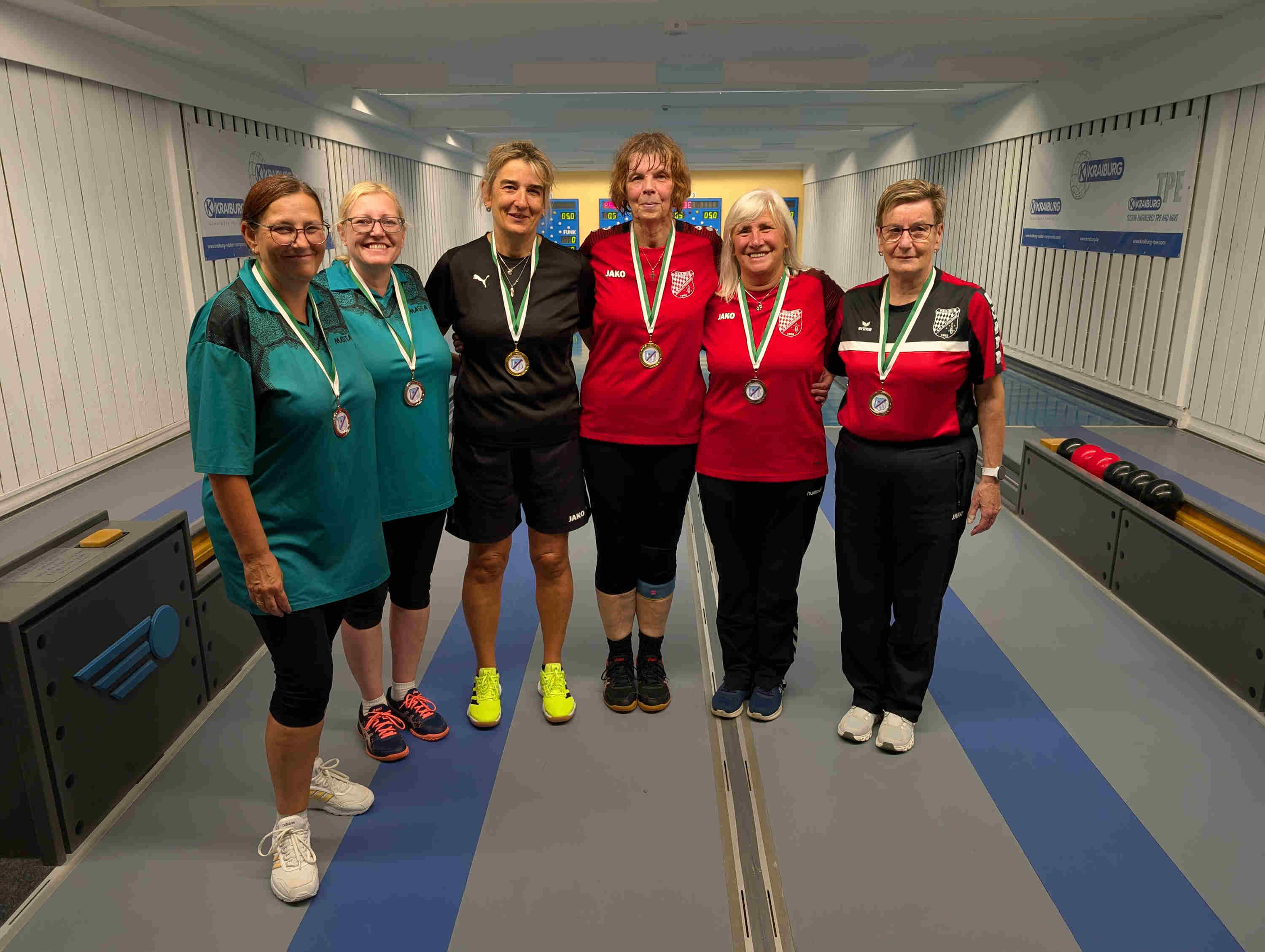 Bezirksmeisterschaft Tandem Frauen - 2026von links: Christine Schwentek und Manuela Kahler, Michaela Sepp und Angelika Wagner, Jasmin Lenz und Ingeborg Dietrich